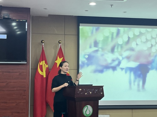 潘婷作专题报告