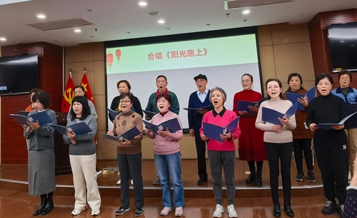 退休职工歌舞小组合唱《阳光路上》